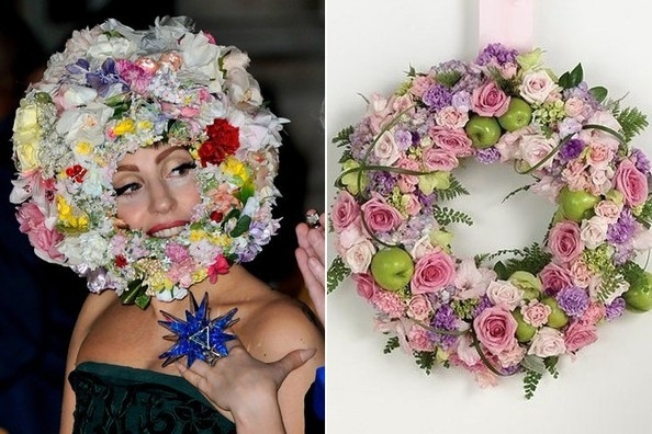 
	
	Ai cũng có thể liên tưởng ngay đến vòng hoa trang trí khi Lady Gaga đội chiếc mũ này.